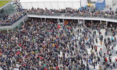 Stockholm, İsveç - 22 Ekim 2017 Stockholm 'deki Sergels Torg' da cinsel tacize karşı # metoo kompartımanını destekleyen bir sürü insan var. 22 Ekim 2017, İsveç