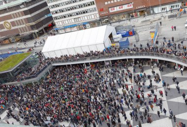 Stockholm, İsveç - 22 Ekim 2017 Stockholm 'deki Sergels Torg' da cinsel tacize karşı # metoo kompartımanını destekleyen bir sürü insan var. 22 Ekim 2017, İsveç