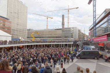 Stockholm, İsveç - 22 Ekim 2017 Stockholm 'deki Sergels Torg' da cinsel tacize karşı # metoo kompartımanını destekleyen bir sürü insan var. 22 Ekim 2017, İsveç