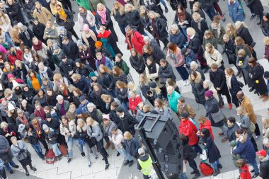 Stockholm, İsveç - 22 Ekim 2017 Stockholm 'deki Sergels Torg' da cinsel tacize karşı # metoo kompartımanını destekleyen bir sürü insan var. 22 Ekim 2017, İsveç