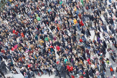Stockholm, İsveç - 22 Ekim 2017 Stockholm 'deki Sergels Torg' da cinsel tacize karşı # metoo kompartımanını destekleyen bir sürü insan var. 22 Ekim 2017, İsveç