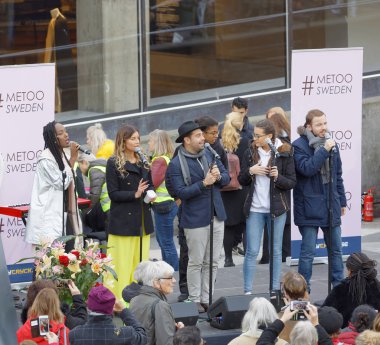 Stockholm, İsveç - 22 Ekim 2017: Stockholm 'deki Sergels Torg' da cinsel tacize karşı # metoo compaign destekleyen İsveç İdol yarışmacıları. 22 Ekim 2017, İsveç