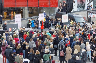 Stockholm, İsveç - 22 Ekim 2017 Stockholm 'deki Sergels Torg' da cinsel tacize karşı # metoo kompartımanını destekleyen bir sürü insan var. 22 Ekim 2017, İsveç