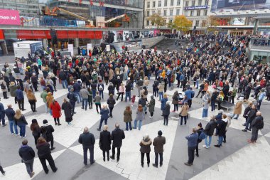 Stockholm, İsveç - 22 Ekim 2017 Stockholm 'deki Sergels Torg' da cinsel tacize karşı # metoo kompartımanını destekleyen bir sürü insan var. 22 Ekim 2017, İsveç
