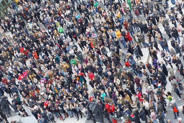 Stockholm, İsveç - 22 Ekim 2017 Stockholm 'deki Sergels Torg' da cinsel tacize karşı # metoo kompartımanını destekleyen bir sürü insan var. 22 Ekim 2017, İsveç