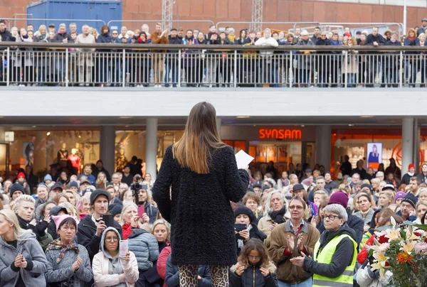 Stockholm, İsveç - 22 Ekim 2017 Stockholm 'deki Sergels Torg' da cinsel tacize karşı # metoo kompartımanını destekleyen bir sürü insan var. 22 Ekim 2017, İsveç