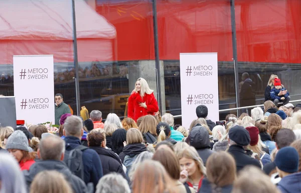 Stockholm, İsveç - 22 Ekim 2017: Ressam İsa Tengblad Stockholm 'deki Sergels Torg' da cinsel tacize karşı # metoo compaign destekliyor. 22 Ekim 2017, İsveç