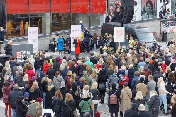 Stockholm, İsveç - 22 Ekim 2017 Stockholm 'deki Sergels Torg' da cinsel tacize karşı # metoo kompartımanını destekleyen bir sürü insan var. 22 Ekim 2017, İsveç