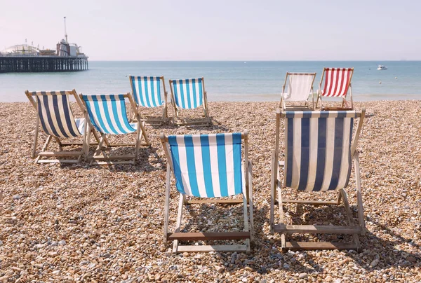 Plajdaki Klasik Mavi Kırmızı Çizgili Boş Şezlonglar Arka Planda Brighton — Stok fotoğraf