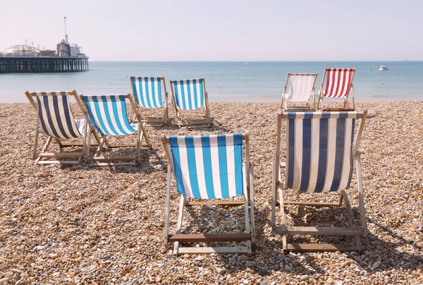 Clásico Azul Rojo Rayas Tumbonas Vacías Playa Nuevo Muelle Brighton — Foto de Stock