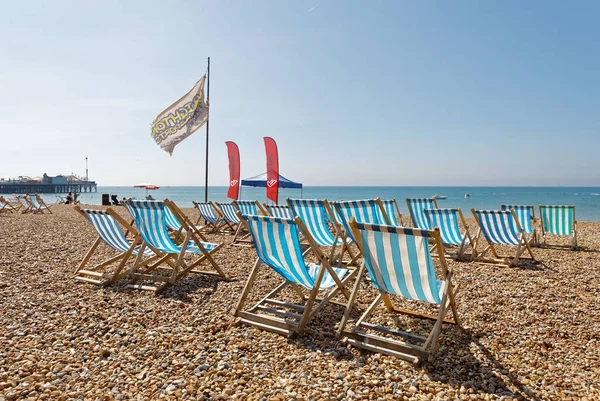 Brighton Gran Britain Jun 2017 Tumbonas Clásicas Playa Guijarros Muelle — Foto de Stock