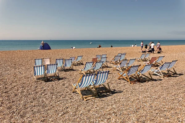 Brighton Ngiltere Haziran 2017 Klasik Şezlonglar Çakıl Taşı Plajında Güneşlenen — Stok fotoğraf