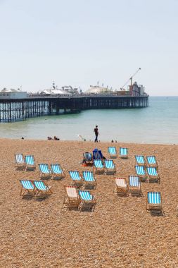 Brighton pier bir su çakıl plaj klasik şezlonglar