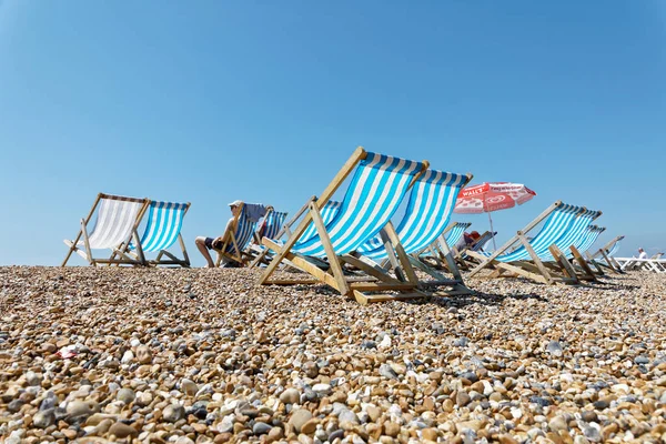 Brighton Ngiltere Haziran 2017 Klasik Şezlonglar Çakıl Taşı Plajında Güneşlenen — Stok fotoğraf