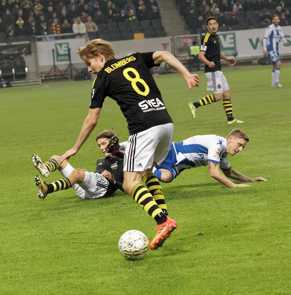 Fotboll spelare Johan Blomberg (Aik) dribbla och andra spelare fal — Stockfoto