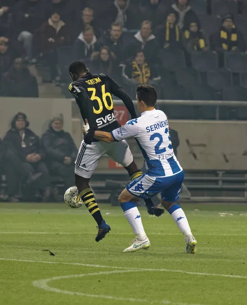 Fotbollsspelaren David Boo Wikander(Ifk Gothenburg) försöka stoppa höna — Stockfoto