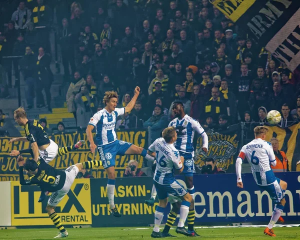 Futbolcu arasında oyunda kaotik bir durumda atlama