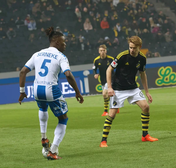 Fotbollspelare Sam Adekugbe (Ifk Gothenburg) dribbla passera comp — Stockfoto