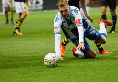 Solna İsveç - 30 Ekim 2017: Futbolcu Sebastian Eriksson (Ifk Goteborg) düşüyor. 30 Ekim 2017, Solna, İsveç