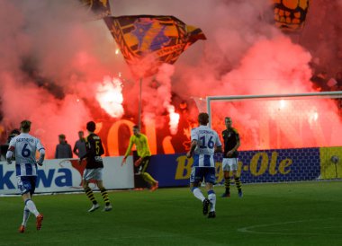 Solna İsveç - 30 Ekim 2017: kırmızı duman çok veren yangın başlangıç destekçilerine futbol takımı AIK dalgalanan bayrakları. 30 Ekim 2017, Solna, İsveç
