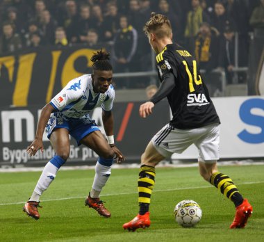 Solna İsveç - 30 Ekim 2017: Futbolcu Robert Taylor (Aik), Sam Adekube 'yi (Ifk Goteborg) geçmek için top sürüyor. 30 Ekim 2017, Solna, İsveç