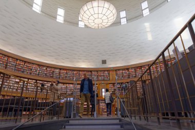 Stockholm, 30 Ekim 2017: Stadsbiblioteket, güzel Merkezi rotunda denilen Stockholm Şehir Kütüphanesi insanlar. 30 Ekim 2017, Stockholm, İsveç.