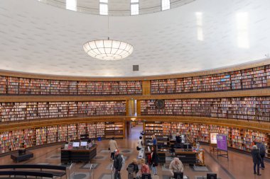 Stadsbiblioteket olarak adlandırılan Stockholm Şehir Kütüphanesi kişi,