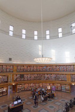 Stockholm, 30 Ekim 2017: Stadsbiblioteket, güzel Merkezi rotunda denilen Stockholm Şehir Kütüphanesi insanlar. 30 Ekim 2017, Stockholm, İsveç.