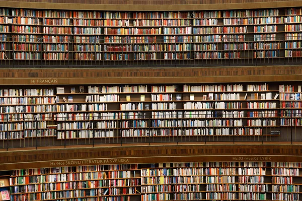 Zewnętrzach jak w bibliotece miejskiej w Sztokholmie o nazwie Stadsbibliotek — Zdjęcie stockowe