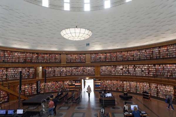 Interno della biblioteca comunale di Stoccolma chiamato Stadsbibliotek — Foto Stock