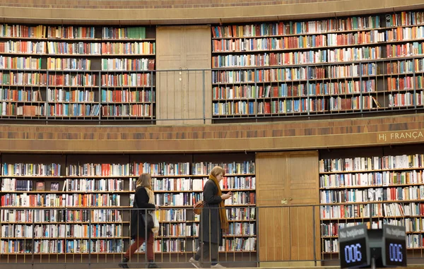 Persone nella biblioteca comunale di Stoccolma chiamato Stadsbiblioteket , — Foto Stock
