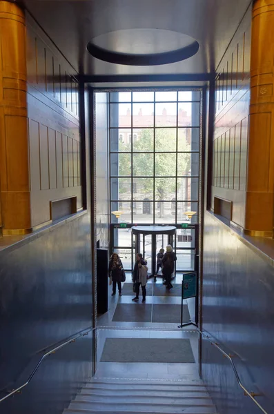 Ingresso della biblioteca comunale di Stoccolma chiamato Stadsbiblioteke — Foto Stock