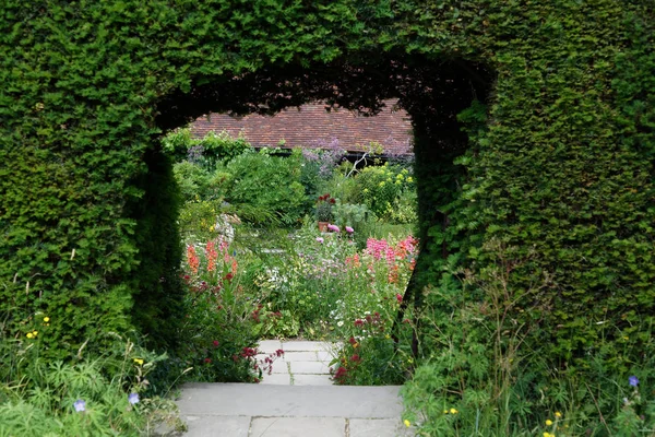 Sebe Portal Insdie Jardim Com Flores — Fotografia de Stock