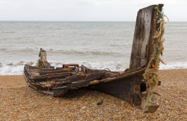 Hastings, Uk 'ta bir balıkçı teknesinin batması.