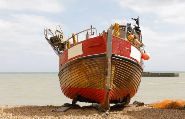 Fshingboat 在英国黑斯廷斯海岸 — 图库照片