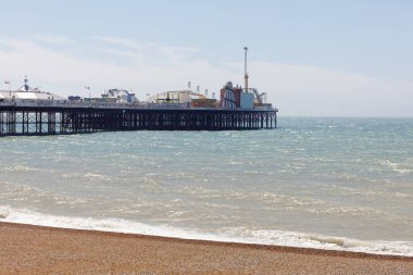 Brighton, İngiltere - 15 Haziran 2017 Brighton iskelesi, yeşil deniz ve çakıl taşı plajı. 15 Haziran 2017, Brighton, İngiltere