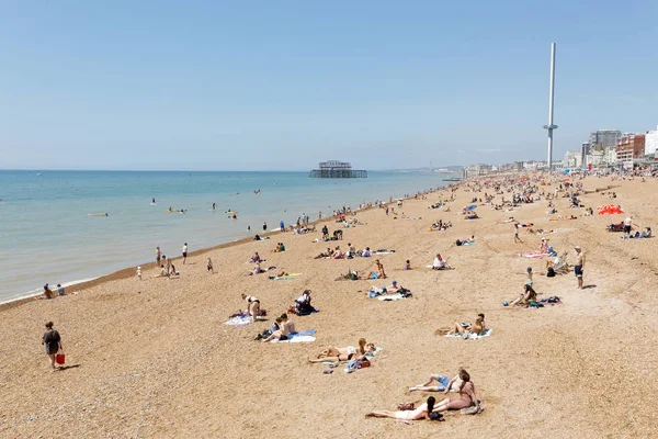 Brighton Gran Bretaña Jun 2017 Tomar Sol Playa Brighton Muelle — Foto de Stock