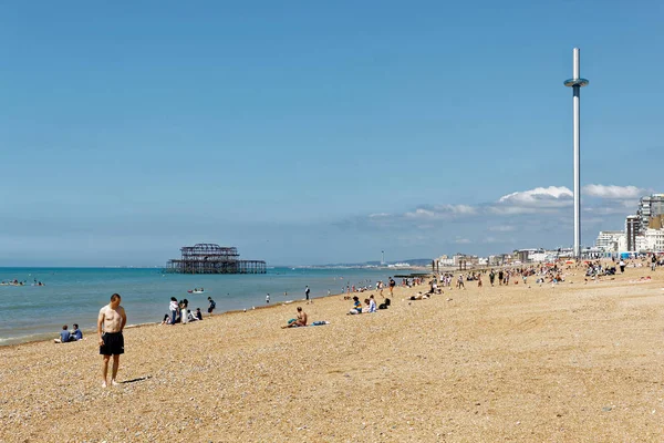 Brighton Gran Bretaña Jun 2017 Tomar Sol Playa Brighton Muelle — Foto de Stock