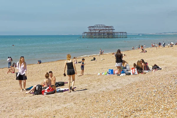 Brighton Ngiltere Haziran 2017 Brighton Plajında Güneşlenen Insanlar Arka Planda — Stok fotoğraf