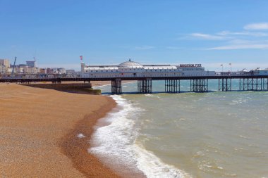 Brighton, İngiltere - 15 Haziran 2017 Brighton iskelesi, yeşil deniz ve çakıl taşı plajı. 15 Haziran 2017, Brighton, İngiltere