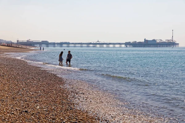 Brighton Gran Bretaña Jun 2017 Tomar Sol Playa Brighton Muelle — Foto de Stock