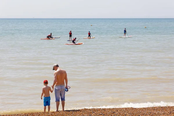 İnsanlar Stand Up Paddleboarding Brighton bea dışında pratik — Stok fotoğraf