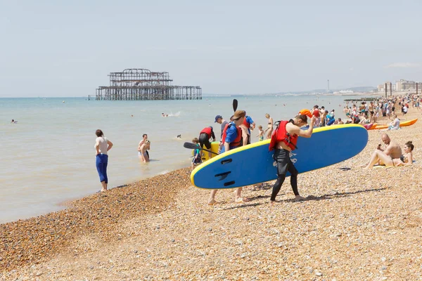 Brighton Gran Britain Jun 2017 Hombre Con Una Tabla Surf — Foto de Stock