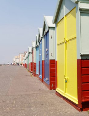 Brighton, İngiltere - 19 Haziran 2017 Brighton ve Hove 'da bir sürü renkli banyo kulübesi var. İnsanlar yok ve mavi gökyüzü. 19 Haziran 2017, Brighton, İngiltere