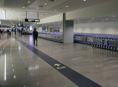 Stockholm, İsveç - 19 Haziran 2017: Arlanda havaalanındaki çıkış salonunda bavul taşıyan yolcular. 19 Haziran 2017 Stockholm, İsveç