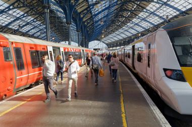 Bir tren tren sta yakalamak için platform üzerinde yürüyen insanlar