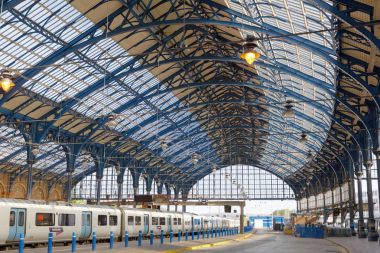 Brighton, İngiltere'de güzel tren istasyonu çelik painte yapılan