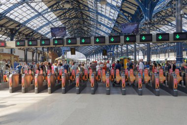 Tren tren istasyonunda Brighton, U için bekleyenler