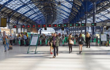 Brighton, İngiltere'de tren istasyonunda acele yürüyen insanlar