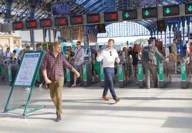 Brighton, İngiltere'de tren istasyonunda acele yürüyen insanlar